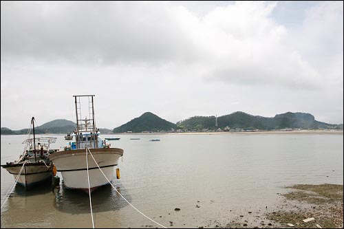 새터마을에서 본 진말, 진말에는 '진터'가 남아 있으며, 충무공이 이곳에서 휴식을 취했을 것으로 추정한다. 